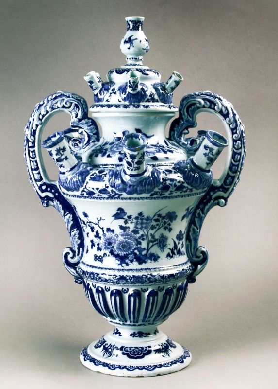 Bloemhouder met blauwwit decor van Chinese motieven